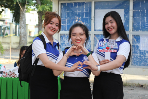 Trường Đại học Đồng Tháp trao gần 1 tỷ đồng học bổng thu hút học sinh giỏi